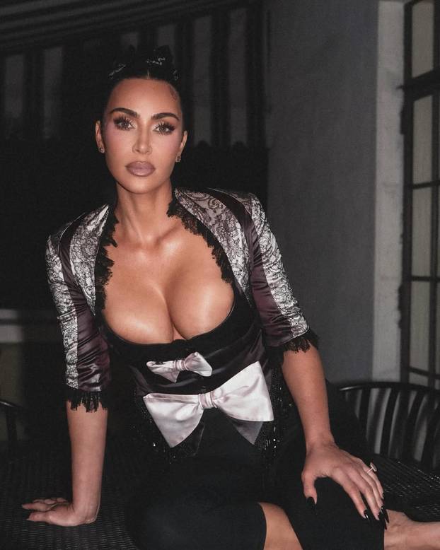 Vrući outfiti Kim Kardashian: Sve je pucalo po šavovima dok je šnajderica spašavala dekolte