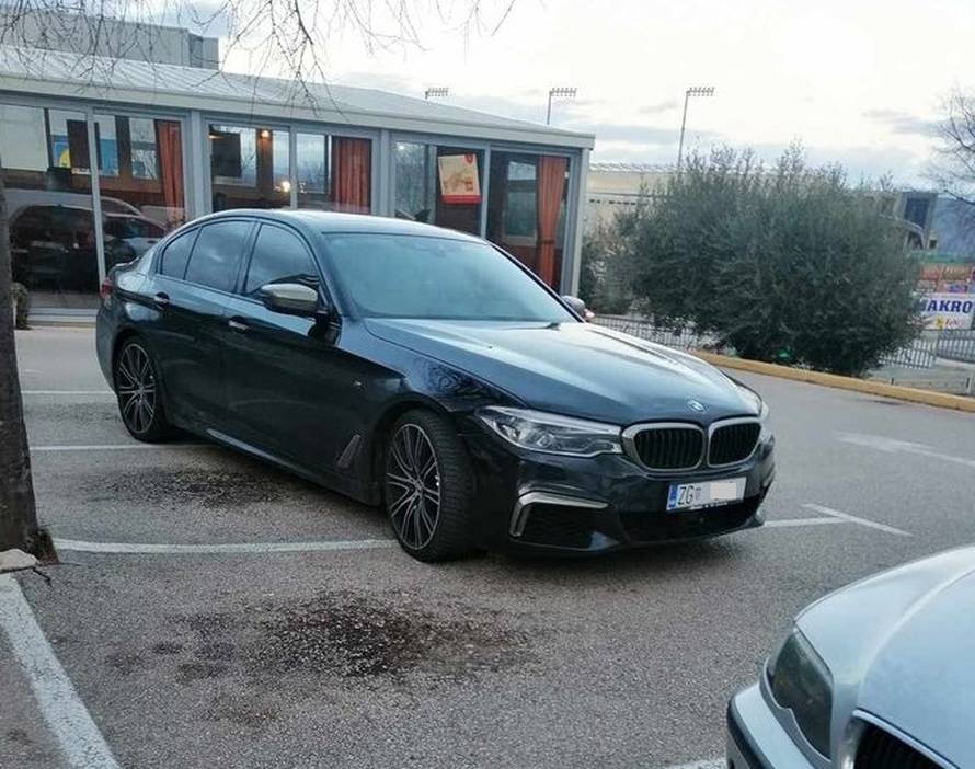 Golf 2 na 'struju', BMW zauzeo tri trake... Ovako samo Hrvati parkiraju. Bravo, pravi ste biseri