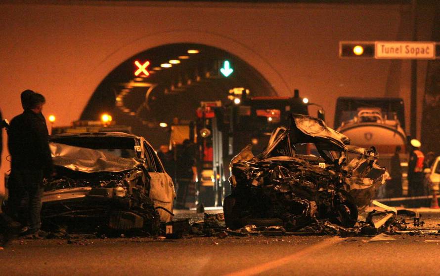 ARHIVA - 9.11.2006. Stravi?na nesre?a na autocesti Rijeka-Zagreb: Izgorjele tri osobe, jedna umrla u bolnici