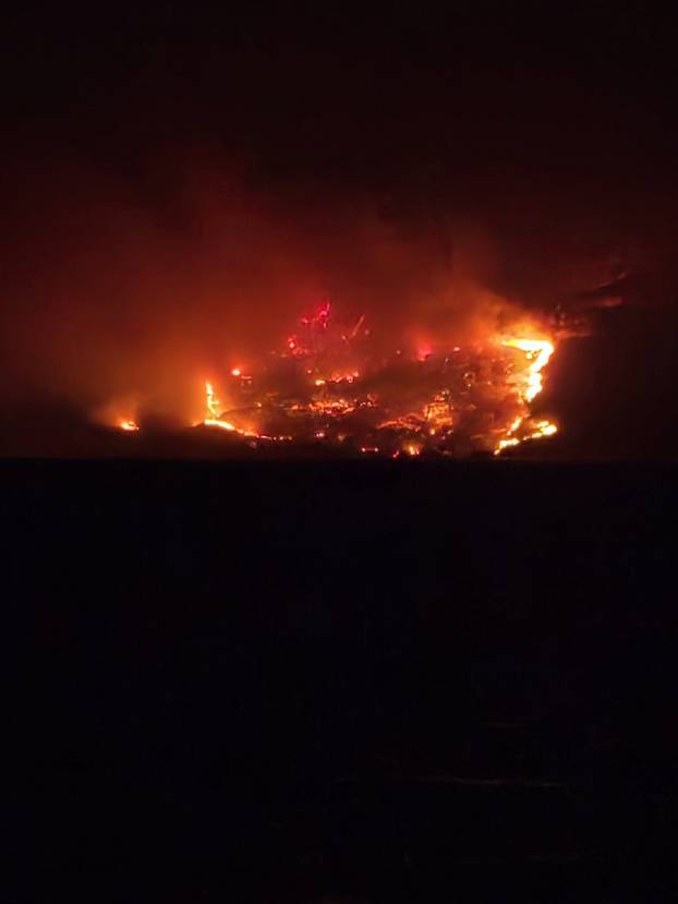FOTO Strašan požar kod Omiša. U pomoć dolaze vatrogasci iz Dubrovnika, Zadra i Šibenika