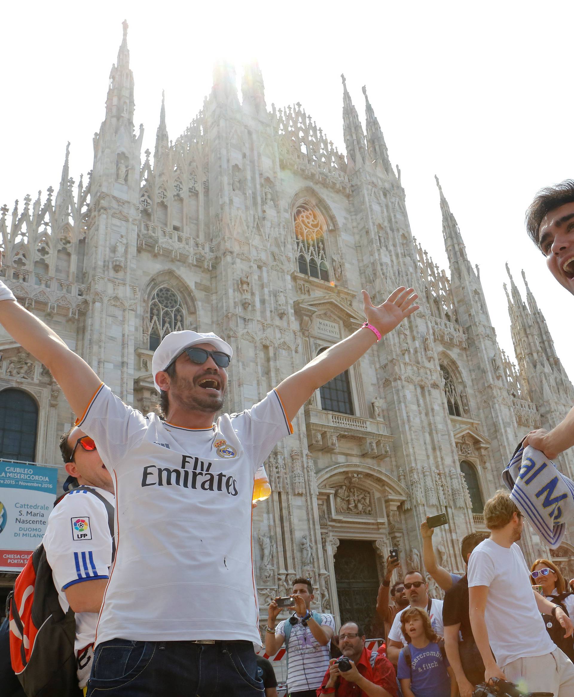 Real Madrid's fans shout slogans as they stay in Duomo Square before the Champions League Final between Real Madrid and Atletico Madrid in Milan