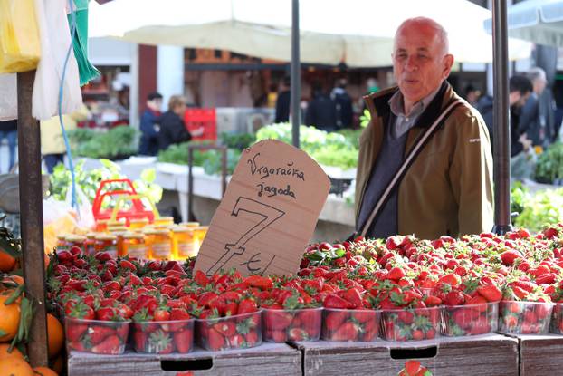 

Šibenik: Na gradskoj tržnici vrgoračke jagode prodaju se po cijeni 7 eura po kilogramu
