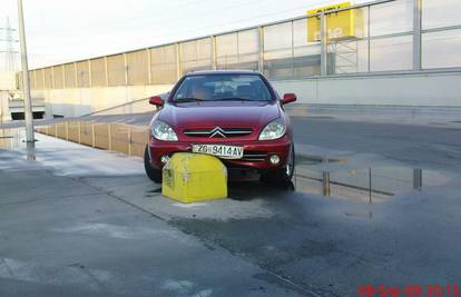 Išao u šoping pa je autom 'zajahao' stup na parkingu