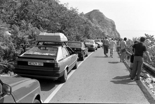 Prometne gužve prema trajektnoj luci u Jablancu, srpanj 1990.