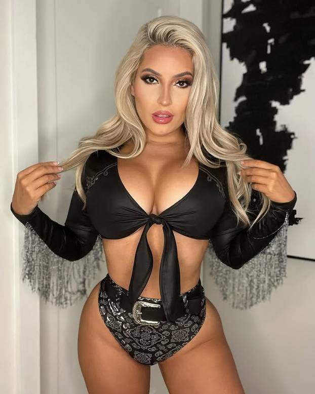 FOTO Uz nju ne trebate darove: Bujna ljepotica zna uklopiti atribute u blagdansku estetiku