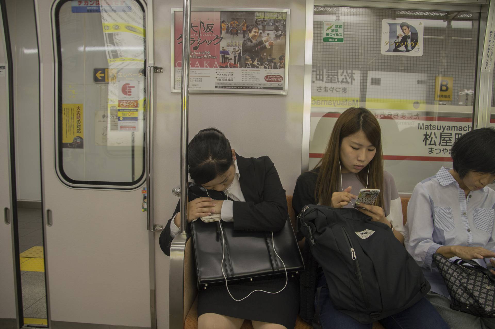 Neke ozbiljno 'čudne' stvari postoje samo u Japanu: Fetiš automati, kafići za maženje...