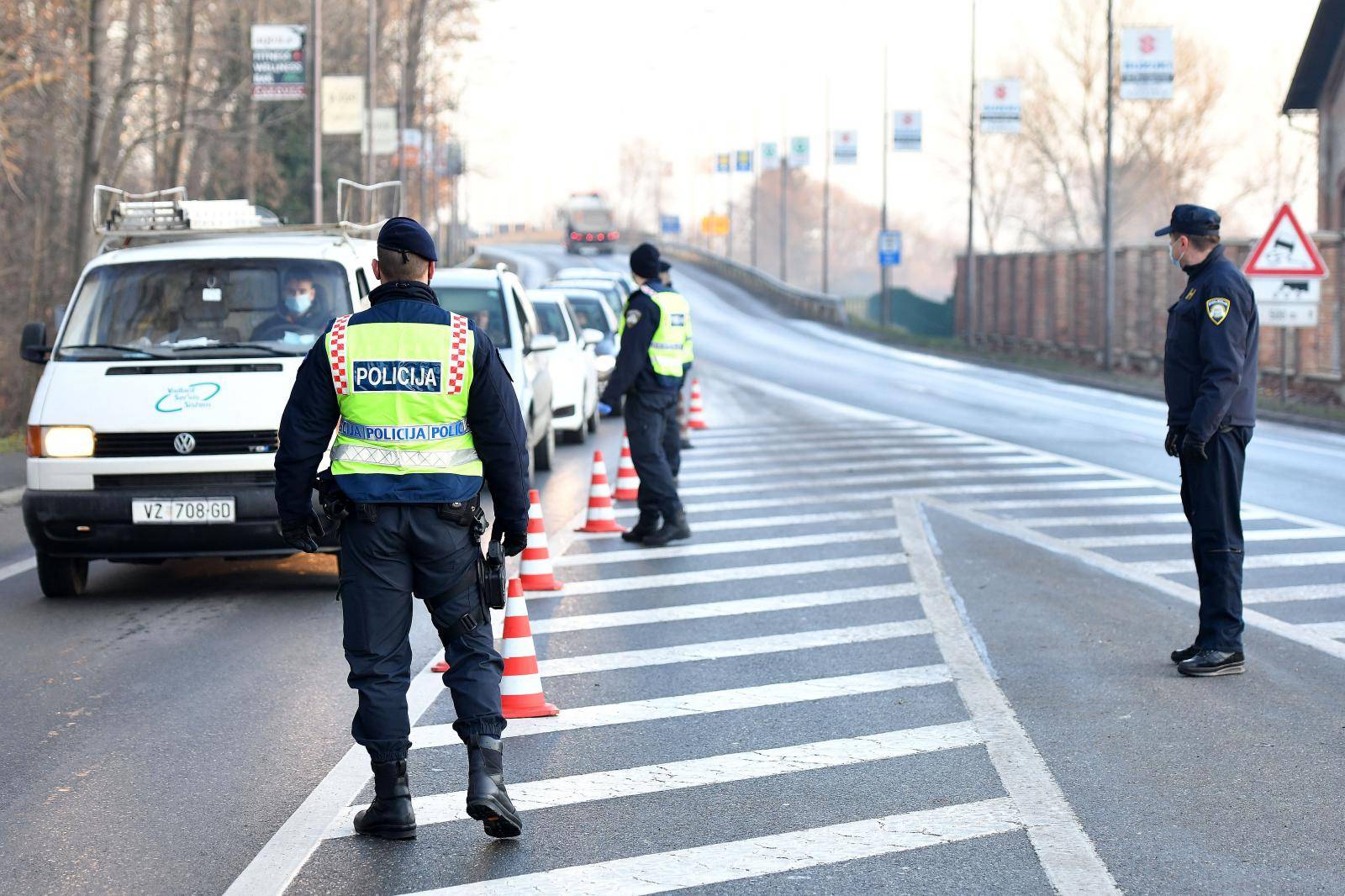 Policija na punktovima diljem Hrvatske provjerava propusnice