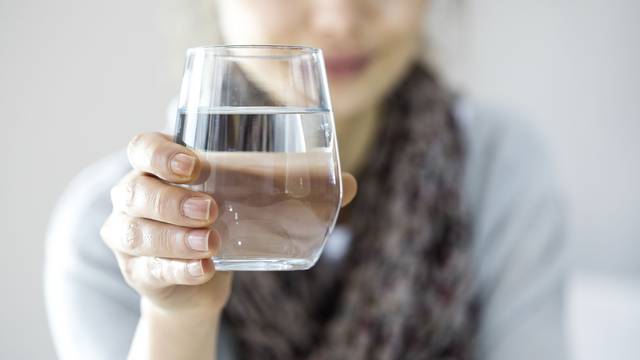 Evo koliko vode morate popiti tijekom izolacije - po kg težine