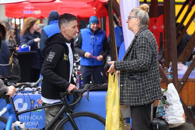 Zagreb: U okviru akcije "Majstori održivosti - sačuvaj, ne bacaj!" povodom Dana planeta Zemlje, obrtnici besplatno popravljali stvari