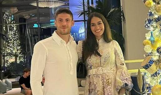 Andrej Kramari&cacute; i supruga Mia pozirali ispred bo&zcaron;i&cacute;nog drvca: Pridru&zcaron;io im se i sin&ccaron;i&cacute; Viktor