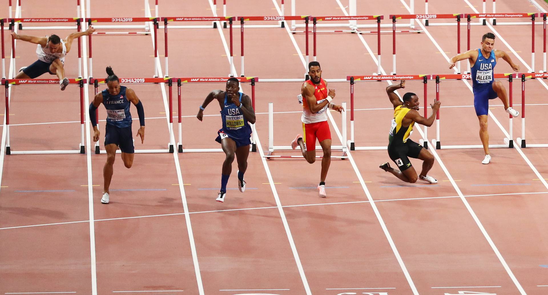 Arena running. Бег на 110 метров с барьерами. Бег с барьерами в легкой атлетике. Лёгкая атлетика Барьерный БНГ. Бег с препятствиями в легкой атлетике.