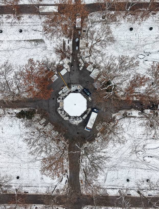 Pogled iz zraka na centar Zagreba prekriven snijegom