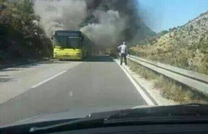 Uplašeni putnici bježali su iz busa koji je plamtio na cesti