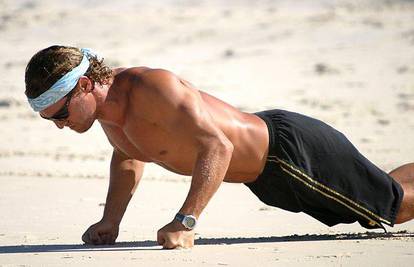 M. McConaughey vježba na australskoj plaži