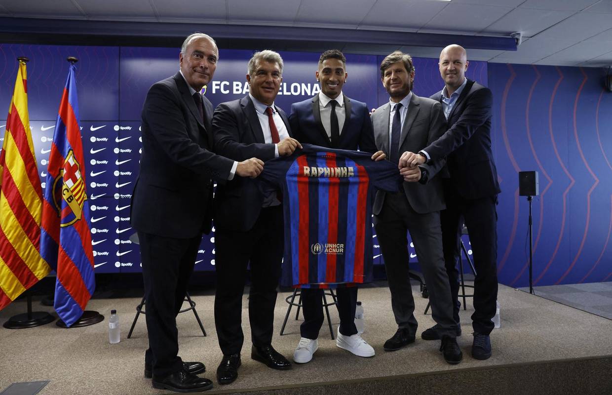 Barcelona ima dug od 1,35 mlrd. eura, dovodi skupa pojačanja, a svi se pitaju od kud im novac?