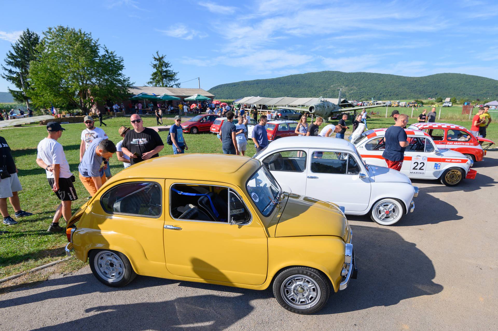 Okupljanje ljubitelja oldtimera na sportskom aerodromu u Otočcu