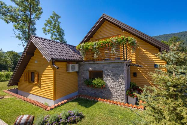 FOTO Kuću za odmor Mali Medo kod rodnog sela Nikole Tesle u Lici okružuje pravi prirodni raj