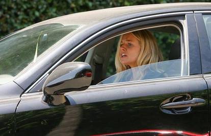 Bježite s ceste dok Sienna Miller vozi automobil...