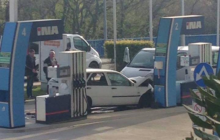 Vozač (26) Fiatom se zabio u kombi na benzinskoj postaji