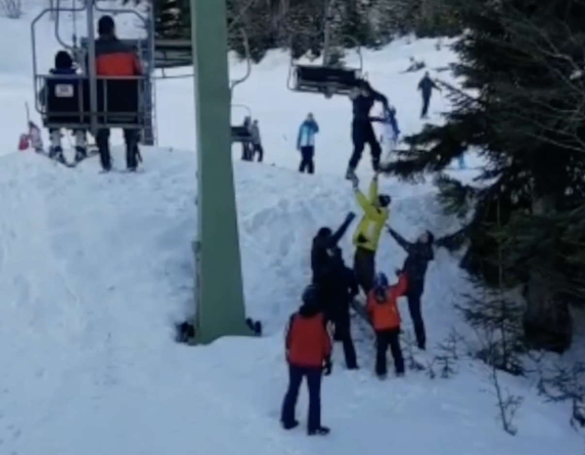 Strava na skijanju: Dječak visio na žičari obješen za kapuljaču