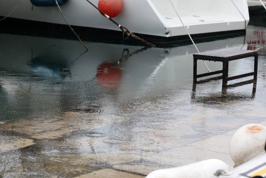 Šibenik: Jugo potopilo Dolac, cijela riva je pod morem