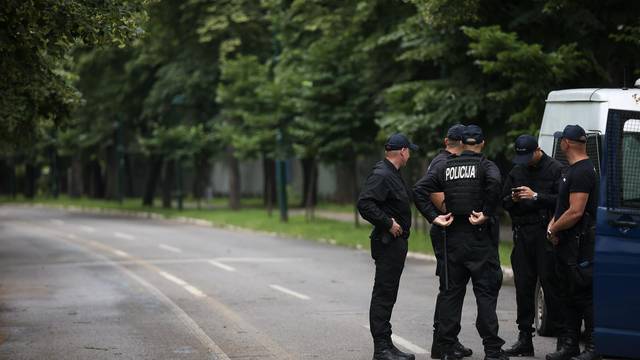 Sarajevo: Veliki broj policijskih službenika osigurava mjesto okupljanja sudionika Povorke ponosa