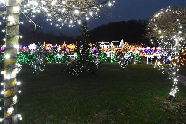 Magično Božićno blagdansko imanje obitelji Salaj zabljesnulo je u punom sajaju