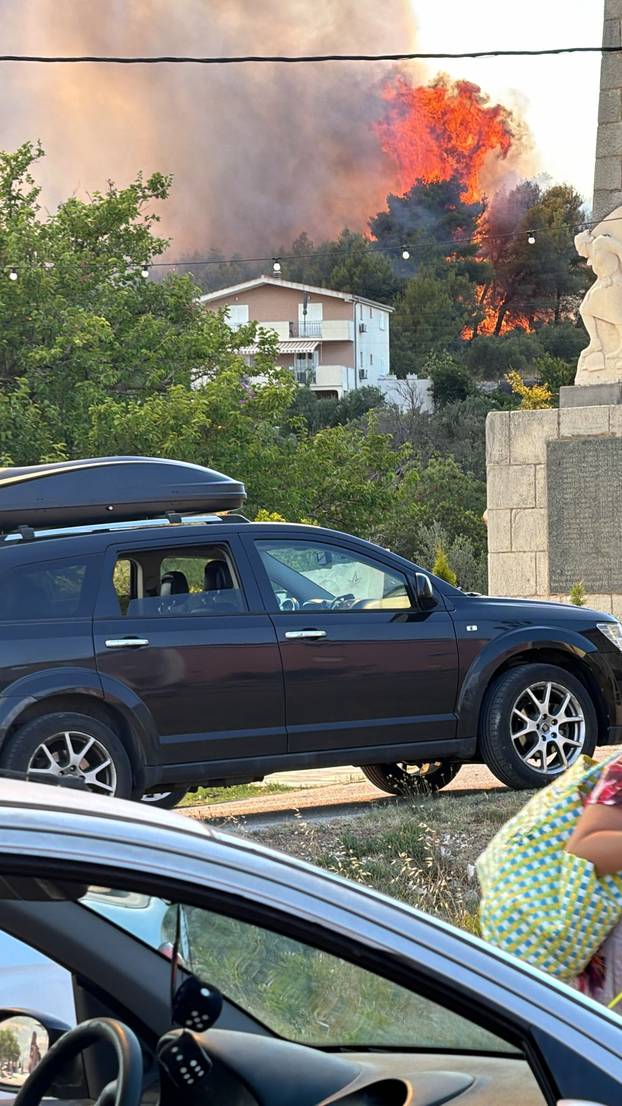 BUKTINJA U VINIŠĆU Vatrogasci spasili kuće od požara. Nebo kod Trogira prekrio je gusti dim