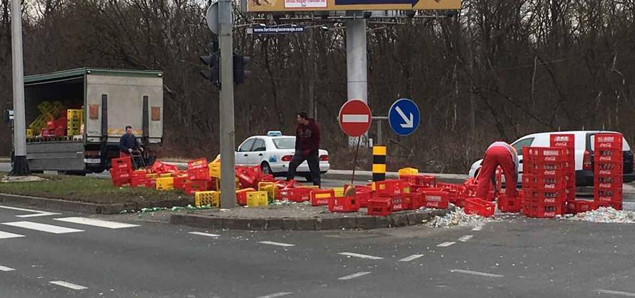Staklena Slavonska avenija: Iz kamiona na cestu ispale gajbe