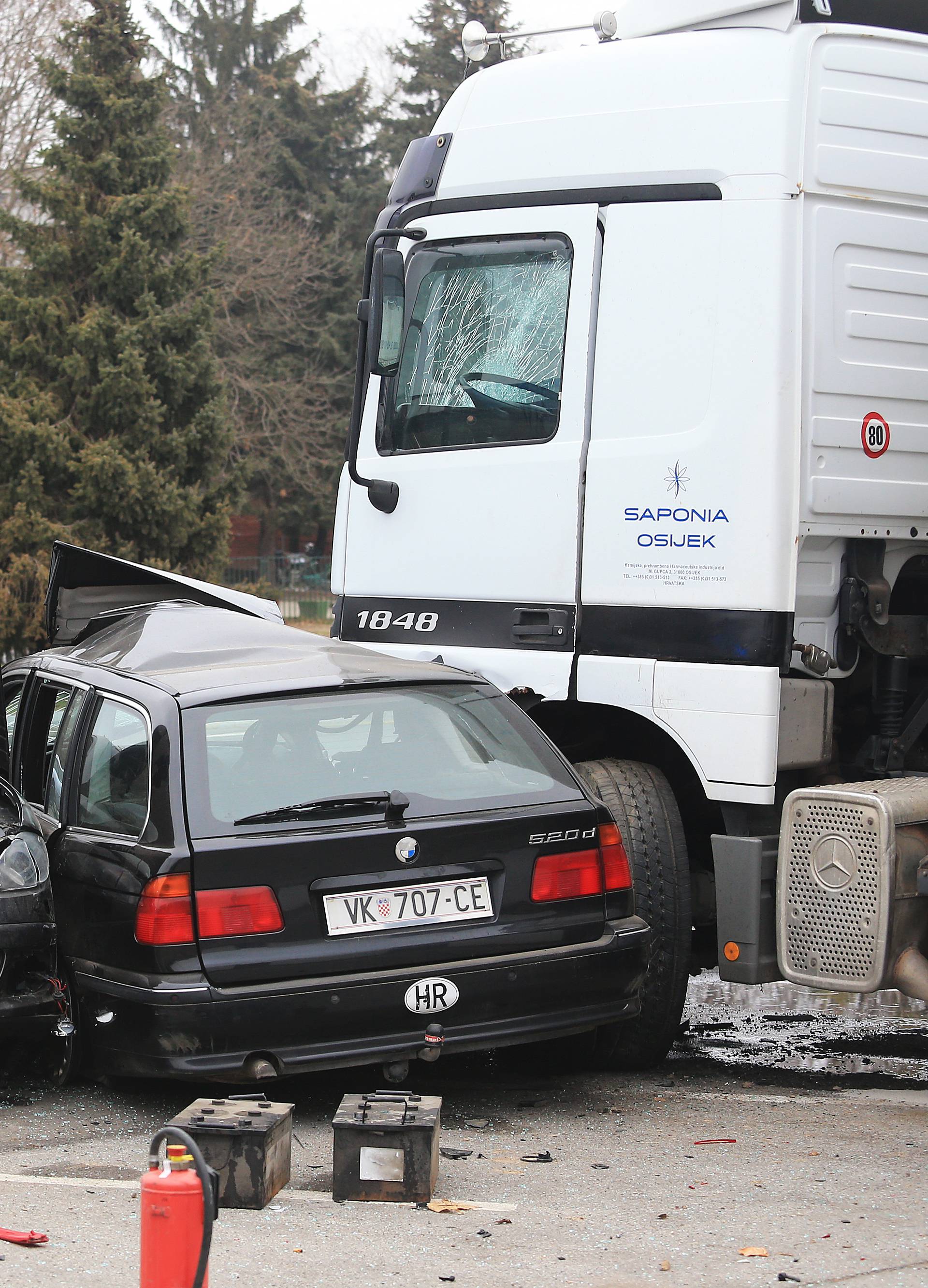 Šleper proklizao pa je zgužvao 4 automobila na parkiralištu