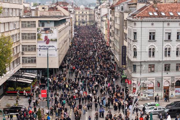 Sarajevo: Pogled iz zraka na povorku prema gradskom groblju Barama