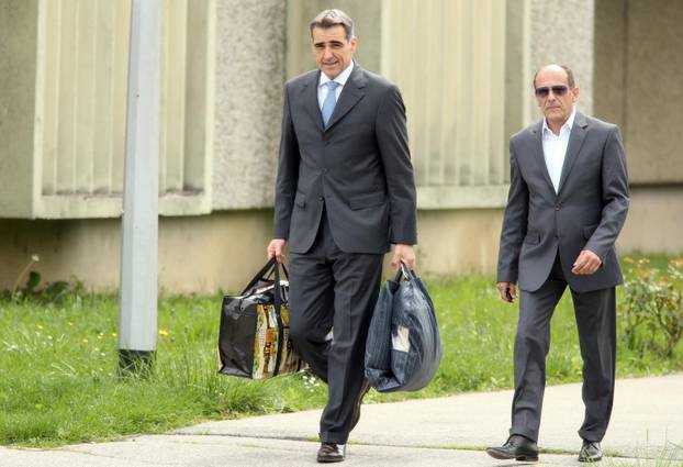 FOTO Suze, poljupci i - očaj na licu. Ovako su političari ulazili i odlazili iz zatvora u Remetincu