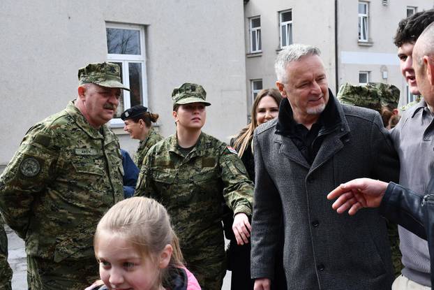 Na svečanoj prisegi ročnika u Požegi pozornost je privukla Diva Perković, kći pjevača Marka Perkovića Thompsona