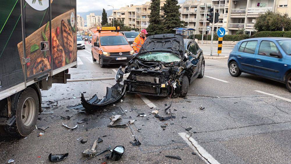 FOTO Dva sudara u istoj ulici u Splitu: Dvoje ljudi je ozlijeđeno