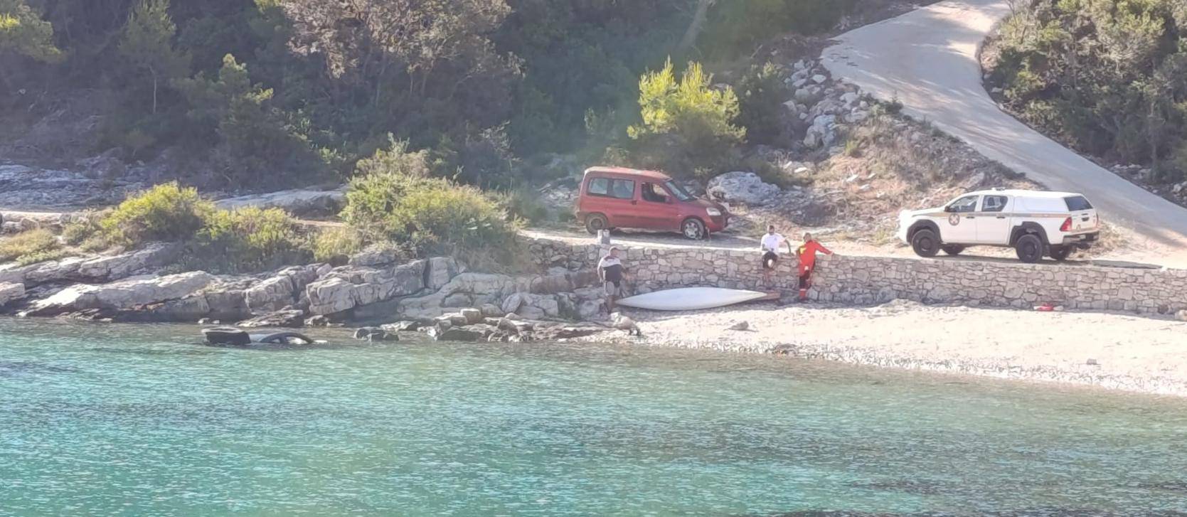 FOTO Divljao na Braču, udario pješaka i pobjegao. Skupocjeni Mercedes pronašli mu u moru