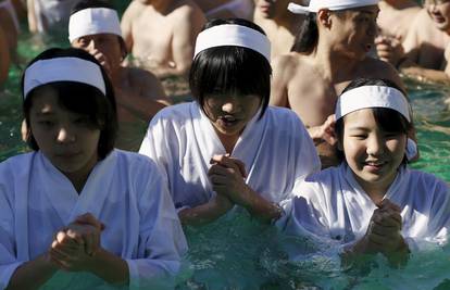 Japanci kupanjem u ledenoj vodi čiste dušu