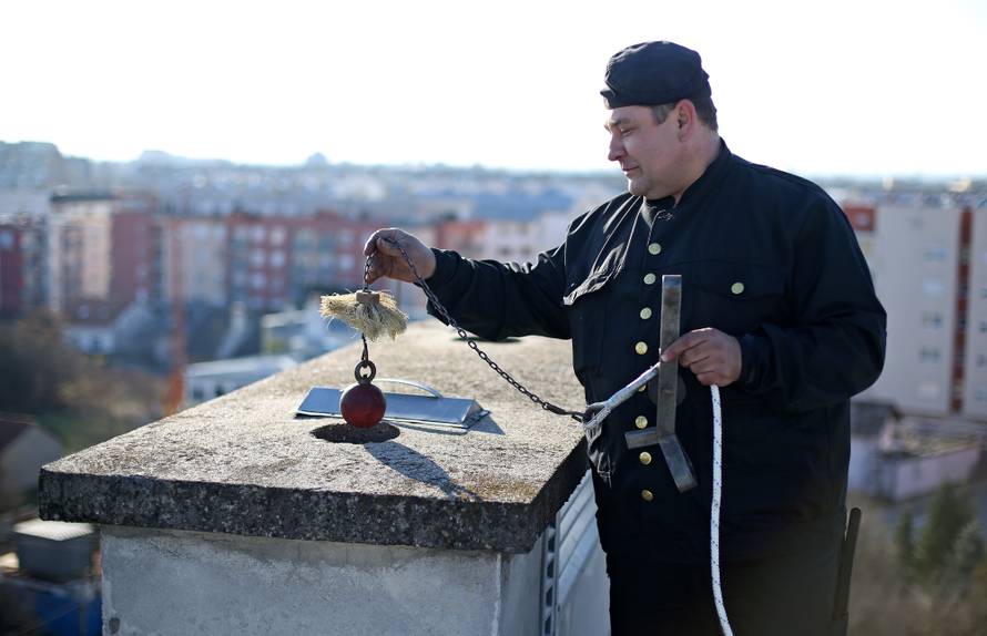 Nitko neće na krov: Dimnjačari čiste ceste ili rade u Sloveniji