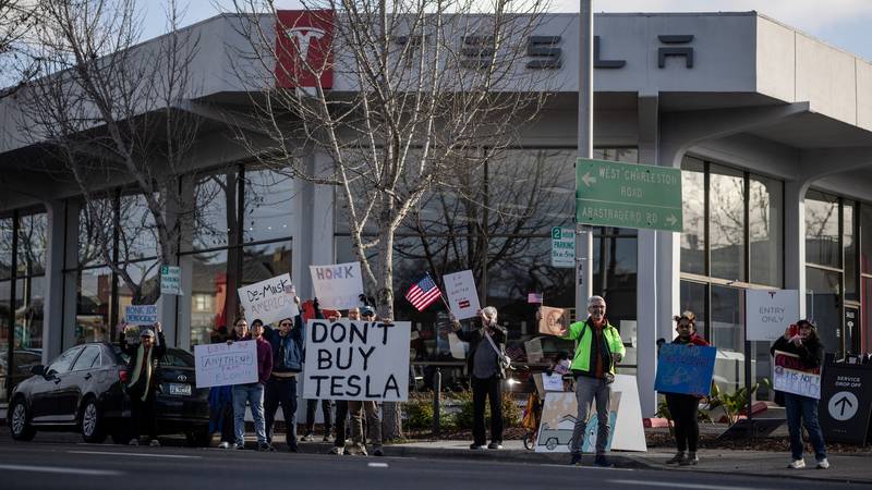 2025 03 06t020515z 548078538 rc2c7da57uk6 rtrmadp 3 usa trump tesla protests