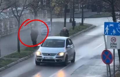 UZNEMIRUJUĆI VIDEO Policija u Tuzli pucala je po pljačkašima! Jedan mrtav i bačen iz auta?!