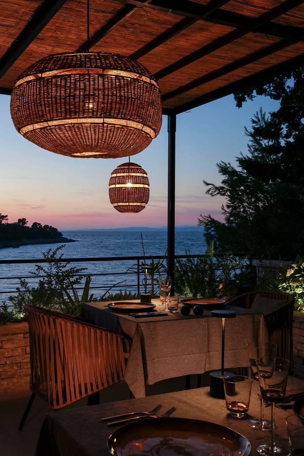 FOTO Svjetski, a naše: Ovaj skriveni komadić raja u uvali Lozna idealan je za ljetni odmor