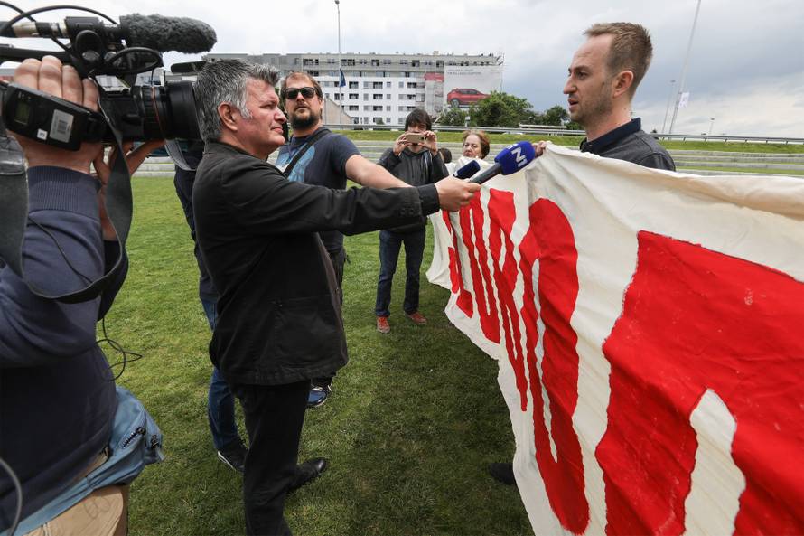 Zagreb: Aktivisti prekinuli konferenciju za medije Milana Bandića na fontanama
