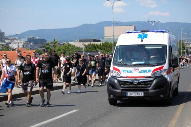 Zagreb: Tisuće fanova Thompsona prolazi Mostom mladosti koji je zatvoren za promet