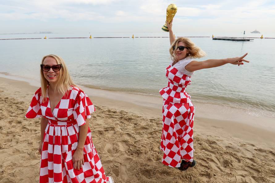 KATAR 2022: Rasplesane navijačice na plaži uoči utakmice Hrvatska - Belgija 
