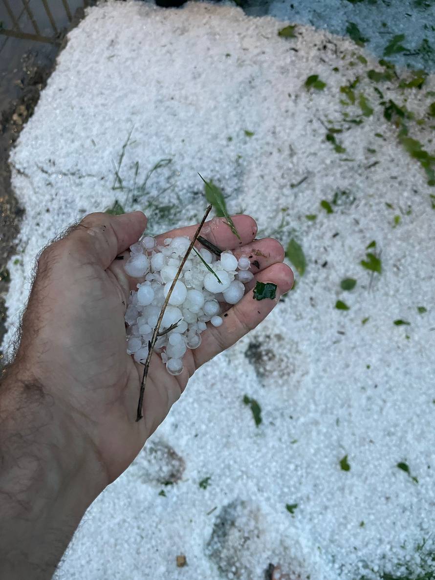 Kumrovec se zabijelio: 'Palo je toliko tuče... Ovo sve u samo pola sata! Vrt nam je uništen'