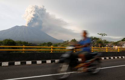 Vulkan na Baliju ispušta pepeo, stanovnike masovno evakuiraju