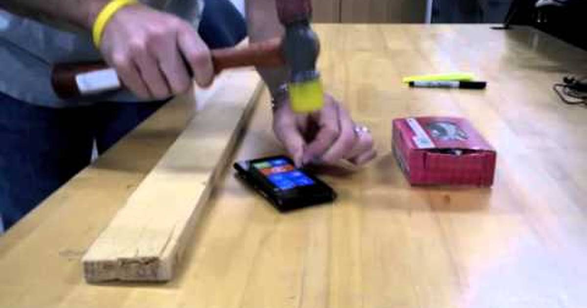 Забивать гвозди айфоном. Nokia Lumia Gorilla Glass. Забиваем гвоздь 13 айфоном. Фото где нокия забивает гвозди.