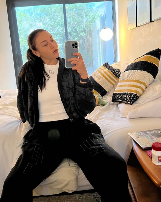 FOTO Kritizirali je zbog grudi. Povukla se, vratila pa rasturila