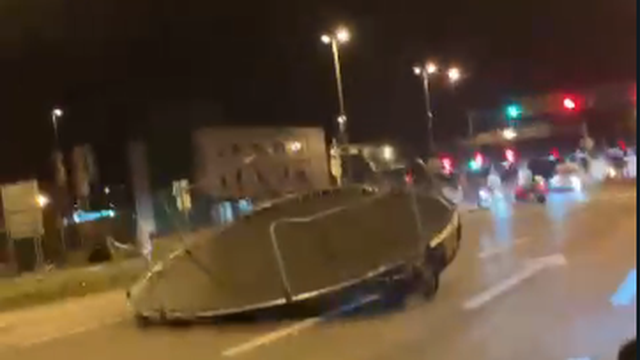 VIDEO Što je ovo? NLO? Ne, to je trampolin koji je u Karlovcu na cestu doletio na jakom vjetru!