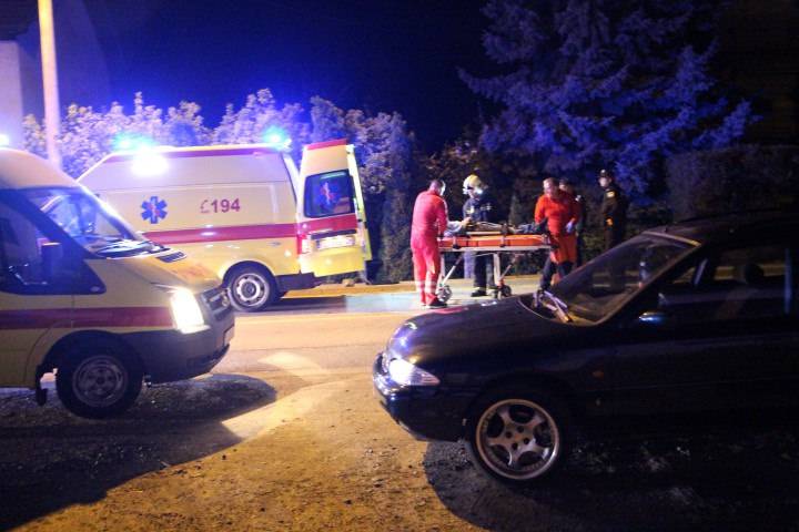 Probili betonsku ogradu, motor izletio iz auta: Trojica u bolnici