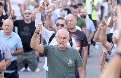 FOTO Muškarci klečali na Trgu: Molili za Thompsonov koncert  te da ne padne ni kap kiše!